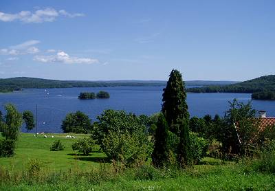 Norra Ivösjön, Ivön till höger, Västanåberget till vänster